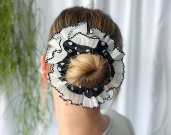 Scrunchie oversize a pois: bordo plissettato bianco e nero, fatto a mano nel Regno Unito