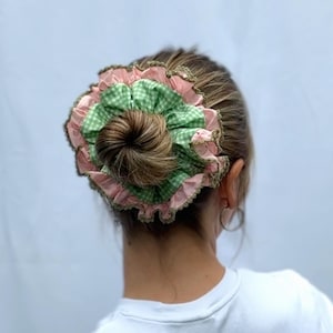 Extragroßes Gingham Scrunchie: Pink-grünes Statement-Haaraccessoire