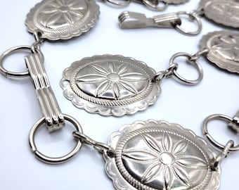 Cinturón vintage plateado con medallón ovalado texturizado y concho, estilo suroeste, occidental, ajustado, de 99 cm (39 pulgadas), bohemio, vaquero, nativo americano.