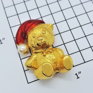 Vintage Teddy Bär figurale Brosche rote Emaille Kappe Charme faux Perle Weihnachten Urlaub Pin Weihnachtsgeschenk Xmas Schmuck Gold strukturierte Teddy Pin