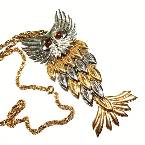 Collier vintage avec pendentif et maillons articulés en métal argenté et doré et yeux en lucite, breloque hibou figuratif de minuit