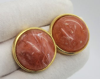 LES BERNARD signed Dome button clip on earrings Marbled pink round earrings Gold metal Vintage Designer Runway Couture Statement Pink Lucite