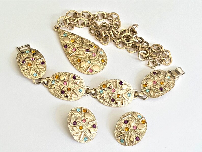 Sarah Coventry Sultana Full Parure Gold Tone with Multicolor Rhinestones Sarah Zade Line 1959 Rhinestones Bracelet Teardrop Pendant Earrings