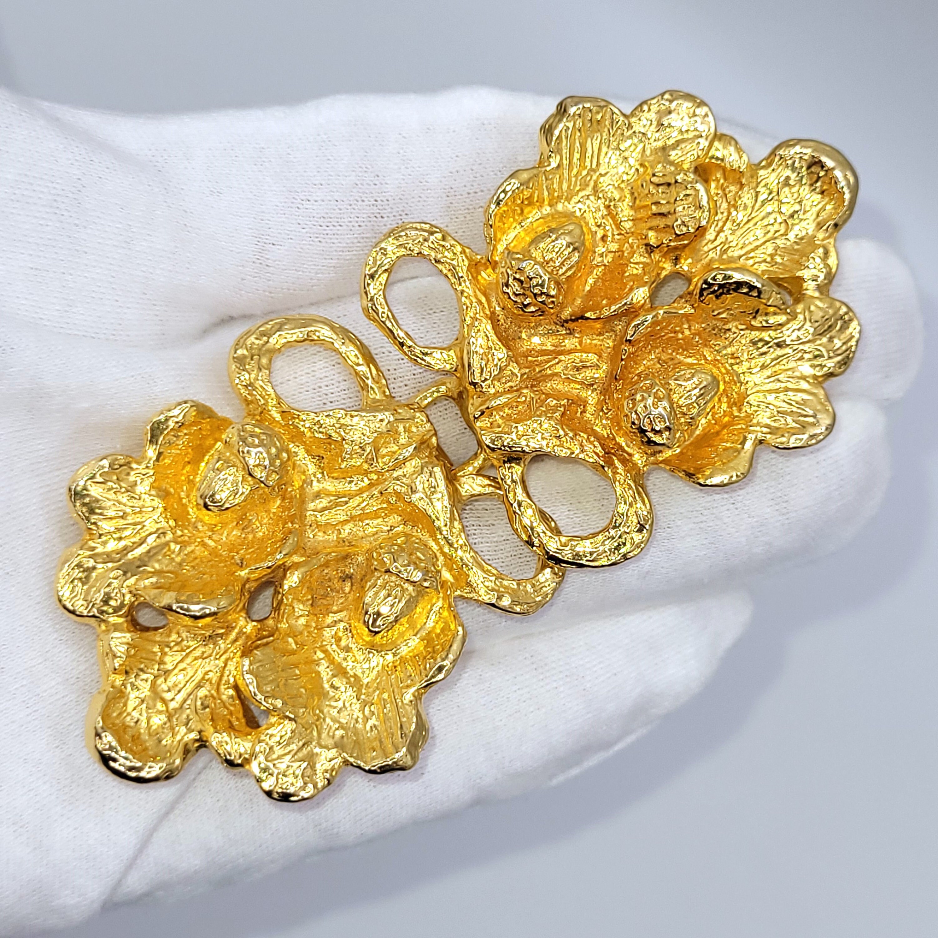 Mimi di N 1972 Gold Acorn Oak Leaf Belt Buckle Clasp Vintage Designer Statement Vintage Mimi Di N 1972 Gold Tone Sand Seashells Stretch Belt  main image 4