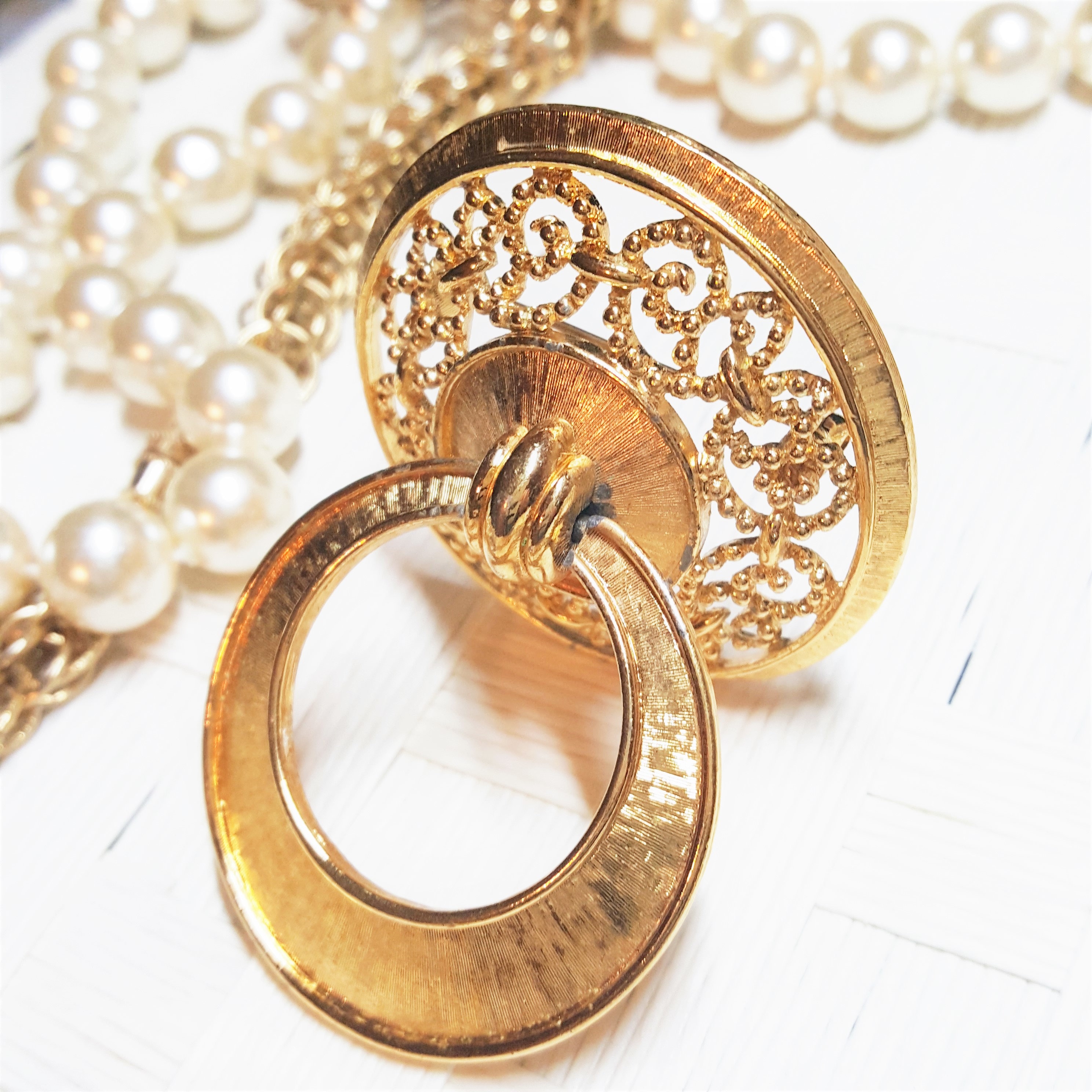 Bijoux vintage signé Monet Belle broche fleur en lucite et