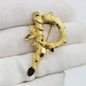 Broche vintage de bambú con la letra P inicial, regalo para el Día de la Madre, regalo para mamá, broche dorado con la letra P, broche firmado por Sarah Cov, regalo personalizado con la letra P, pieza de diseñador.
