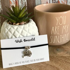 Wohnwagen Charm Armband - Charm Wildleder Armband - Geschenkkarte inklusive - Boho Wohnwagen Charm