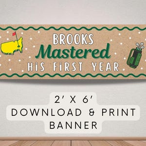 Könnte beinhalten: Braunes Banner mit grünem Wellenrand und dem Text "Brooks Mastered His First Year". Es enthält Golf-Grafiken, wie eine Golfplatzkarte und eine Golftasche. Das Banner misst ca. 61 cm x 183 cm.