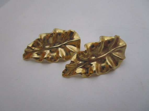Vtg Quality Gold Tone Fancy Leaf Clip on Earrings - image 1