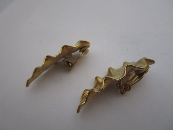 Vtg Quality Gold Tone Fancy Leaf Clip on Earrings - image 2