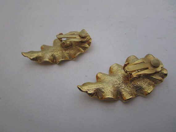 Vtg Quality Gold Tone Fancy Leaf Clip on Earrings - image 3