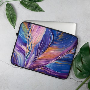 Puede incluir: Funda para portátil abstracta con un diseño colorido de líneas de color púrpura, azul y dorado que se arremolinan. La funda está hecha de un material suave y duradero, perfecto para proteger tu portátil.