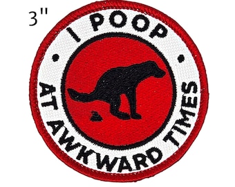 Puede incluir: Parche bordado, 7,6 cm de diámetro, con centro rojo y borde blanco. El texto dice "I POOP AT AWKWARD TIMES" alrededor de una silueta negra de un perro defecando.