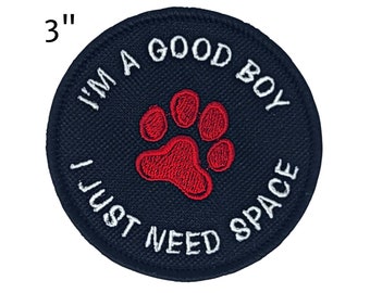 Peut inclure: Un écusson rond brodé bleu marine de 7,6 cm avec le texte "I'M A GOOD BOY I JUST NEED SPACE" en blanc. Une empreinte de patte rouge est au centre. Idéal pour les propriétaires d'animaux.