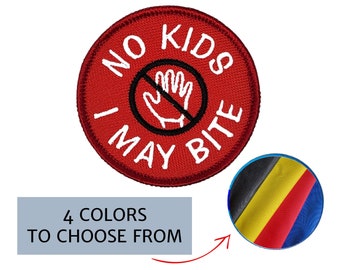 Peut inclure: Écusson rond brodé rouge avec le texte "NO KIDS I MAY BITE" en blanc. Une main blanche barrée d'un trait rouge est au centre. L'image montre également un nuancier avec quatre options de couleurs.