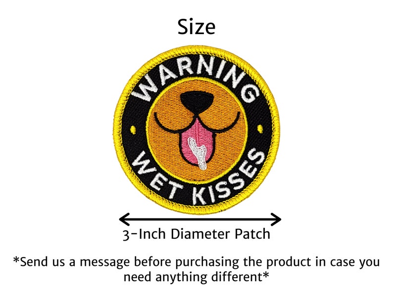 Puede incluir: Parche bordado con un dise&ntilde;o de cara de perro. El parche es redondo, de 7,6 cm de di&aacute;metro, y presenta el texto "WARNING WET KISSES" alrededor de la cara del perro. La cara del perro es marr&oacute;n con una lengua rosa.