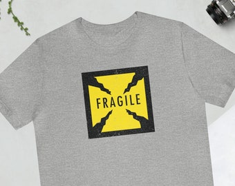 Fragile Retro Grunge 70s Packing Container Graphic T Shirt for Him Handle With Care Statement Fragile T-shirt for Her Emo Shirt for Teens