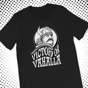 Könnte beinhalten: Schwarzes T-Shirt mit einer weißen Grafik eines Wikingers mit einem gehörnten Helm und dem Text "VICTORY OR VAHALLA". Das Design ist auf der Vorderseite des T-Shirts aufgedruckt.