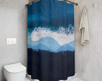 Rideau de douche vagues océaniques côtières avec couches abstraites de bleu de la mer pour décoration de salle de bain moderne style maison de plage nautique inspiré du spa