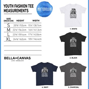 Pode incluir: Tabela de tamanhos para camiseta de moda juvenil com medidas em polegadas e cent&iacute;metros. A tabela mostra o tamanho, a altura e a largura da camiseta em polegadas e cent&iacute;metros. A tabela &eacute; etiquetada com o texto "Youth Fashion Tee Measurements". A tabela tamb&eacute;m &eacute; etiquetada com o texto "Bella+Canvas Los Angeles". A imagem tamb&eacute;m mostra cinco camisetas de diferentes cores com o texto "Please put that damn phone down!" impresso nelas. As cores das camisetas s&atilde;o branco, preto, carv&atilde;o, azul marinho e cinza mesclado.