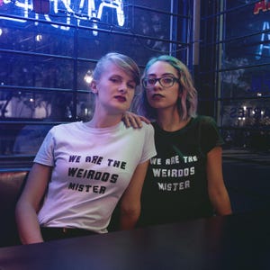 Camiseta Weirdos Mister: Camiseta com citação de filme de bruxa dos anos 90