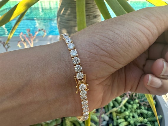 10 Carat Total Jade and Diamond Link Bracelet in 18 Karat Yellow Gold For  Sale at 1stDibs