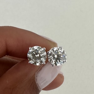 Puede incluir: Un par de pendientes de diamantes redondos engastados en oro blanco.