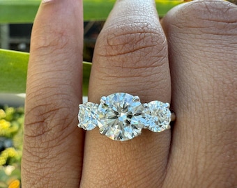 14k white gold 3 stone diamond Engagement ring. Round diamond 3 stone ring