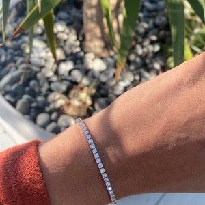 Pulsera de diamantes de 5,5 quilates en oro blanco de 14 quilates. Pulsera de tenis sencilla de diamantes en oro blanco. Pulsera de tenis de diamantes para mujer.