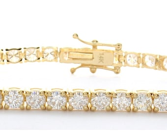 Puede incluir: Un brazalete de tenis de oro con diamantes redondos engastados en pavé.