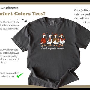 Peut inclure: T-shirt Comfort Colors gris fonc&eacute; avec une illustration amusante de quatre oies v&ecirc;tues de tenues d'automne. Le texte "Just a fall goose" est en dessous. Fabriqu&eacute; en coton am&eacute;ricain fil&eacute; &agrave; l'anneau, tr&egrave;s doux.