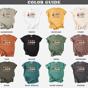Peut inclure: Un guide des couleurs pr&eacute;sentant des t-shirts de diff&eacute;rentes couleurs, notamment Sable, Blanc, Moutarde et Ivoire. Chaque chemise affiche un motif d'oies et le texte "Just a chill goose". D'autres couleurs incluent Yam, Noir, Mousse, Espresso, Sauge, Bleu &Eacute;pinette, Vert Clair et Poivre.