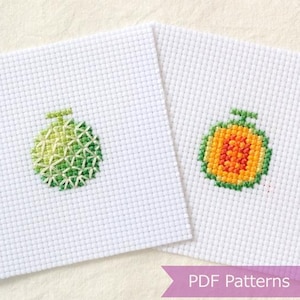 Può includere: Due pezzi quadrati di tela Aida bianca con disegni a punto croce. Un pezzo mostra un melone verde con buccia testurizzata, l'altro un melone tagliato con centro arancione e buccia verde. Un banner viola riporta la scritta PDF Patterns.