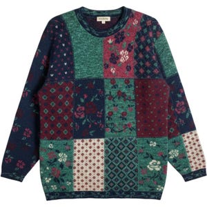 Può includere: Un maglione a maniche lunghe con girocollo caratterizzato da un design patchwork con vari motivi floreali e geometrici in tonalità blu scuro, verde bosco, bordeaux e crema. Il capo in maglia presenta collo, polsini e orlo a coste.