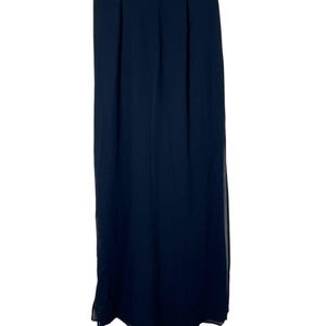 Puede incluir: Una falda larga de color azul oscuro hecha de una tela transparente. La falda tiene una silueta recta y un diseño simple.