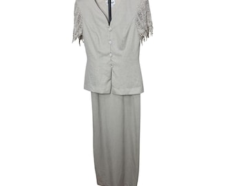 Conjunto feminino Cachet, cor champanhe metálico, com saia, franjas de renda e strass. Ideal para ocasiões formais.