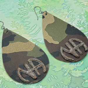 NA Recovery sobriety earrings with camo colors on genuine leather, handmade NA symbol with resin and microbeads and stainless steel hooks