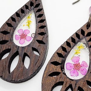 Wild flowers in resin with geometrically cut-out walnut wood, purple agates and stainless steel hooks lightweight earrings for women