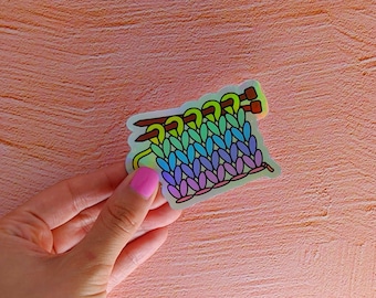 Tejiendo Pegatina, Arco Iris - vinilo holográfico troquelado, regalo para tejedor, artesano, amante del hilo.