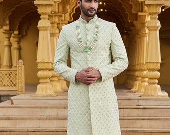 Puede incluir: Una kurta de color verde claro con estampado, cuello blanco y pantalones blancos. La kurta tiene un collar de cuentas con detalles verdes.