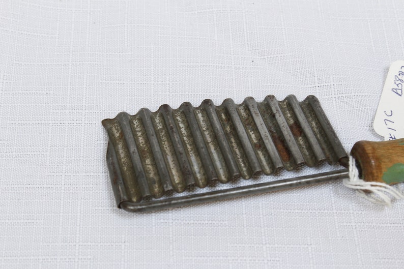 Vintage Crinkle Potato Slicer Green wood handle Wavey Cut Food Slicer Ripple Cut Slicer Vegatable Slicer