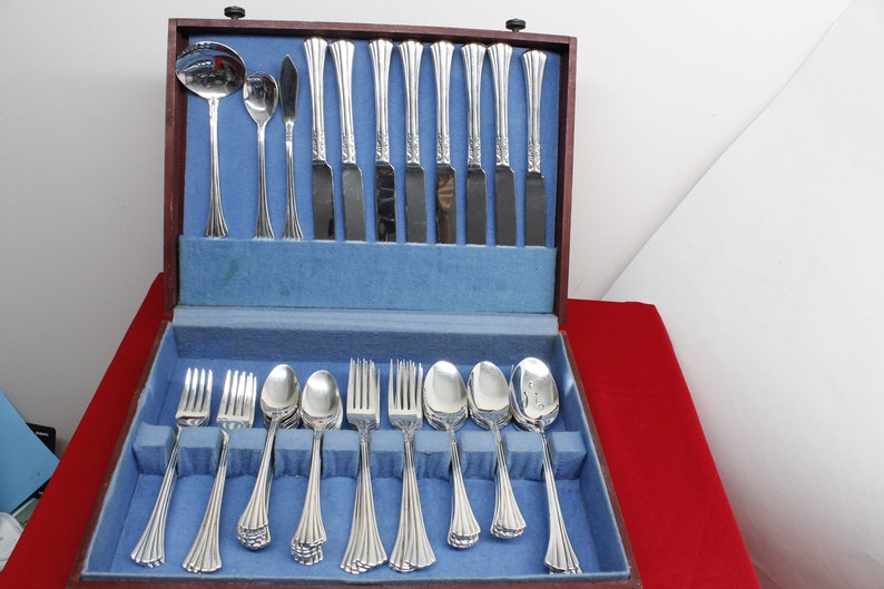 Korea ESI 16 pattern with wooden case Service for 8 54 Piece Silver-plated Flatware set by Estia S.P
