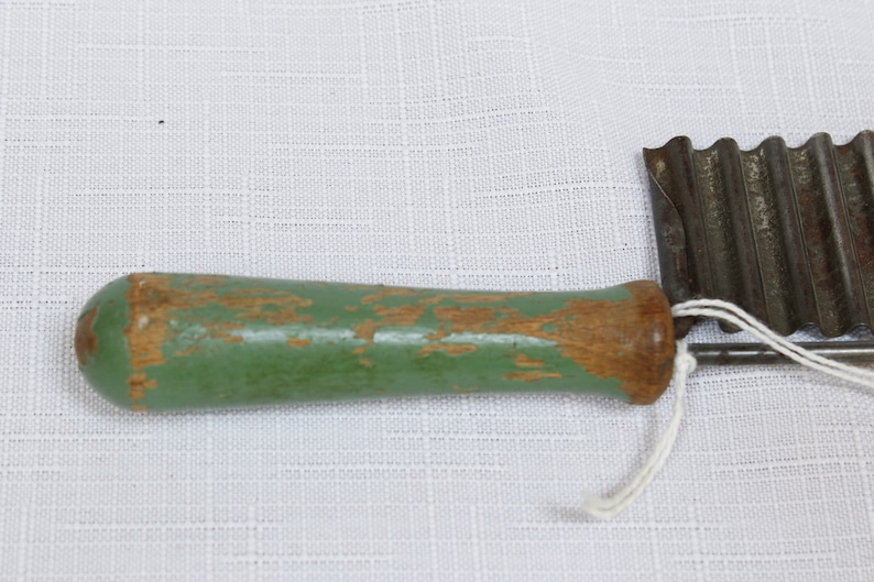 Vintage Crinkle Potato Slicer Green wood handle Wavey Cut Food Slicer Ripple Cut Slicer Vegatable Slicer