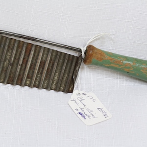 Vintage Crinkle Potato Slicer Green wood handle, Ripple Cut Slicer, Vegatable Slicer, Wavey Cut Food Slicer