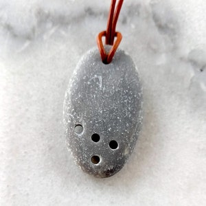 Colar de pedra de praia, colar com pingente de pedra de praia, colar com pingente de seixo com uma pedra cinza oval em cordão de couro marrom claro