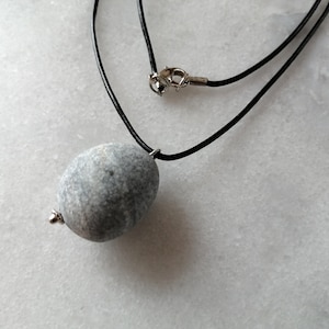 Colar de pedra de praia em forma de ovo cinza, pingente de pedras de praia, colar de seixo em cordão de couro preto