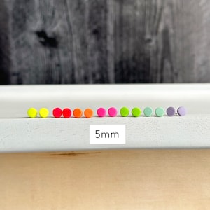 Orecchino a perno da 5 mm/ costruisci il tuo set di perni/ colori al neon/ palo incorporato/ fatto a mano con argilla polimerica/ gioielli da uomo/ 13 colori