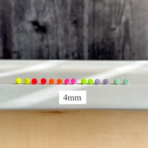 Costruisci il tuo set di orecchini a bottone / misura 4 mm / perno al neon colorato / palo incorporato / fatto a mano con argilla polimerica / gioielli da uomo / 13 colori