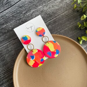 Bunte Ohrringe handgemacht mit Polymer Clay, helle lebendige Erklärung, bunte baumeln Ohrringe, leichte hypoallergen, Neon-Schmuck