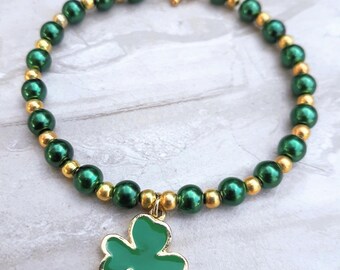 grönt och guldfärgat shamrockarmband, klöverbladsberlock, St Patricks dag, lyckoarmband, irländarnas tur,